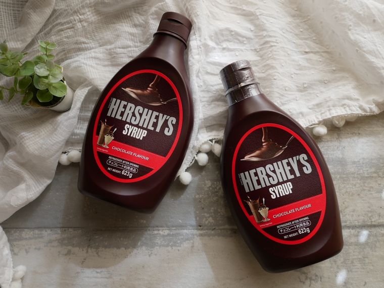 テーブルに置かれた2本のコストコ「HERSHEY’S（ハーシーズ）チョコレートシロップ」