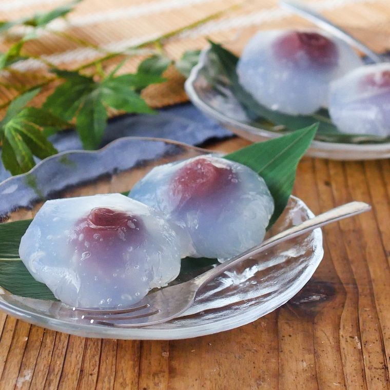 透明な皿に盛り付けられた水まんじゅう