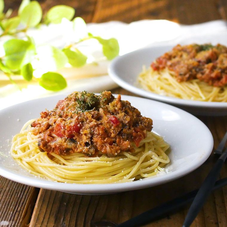 白い器に盛り付けられたさば味噌煮缶ミートソースパスタ