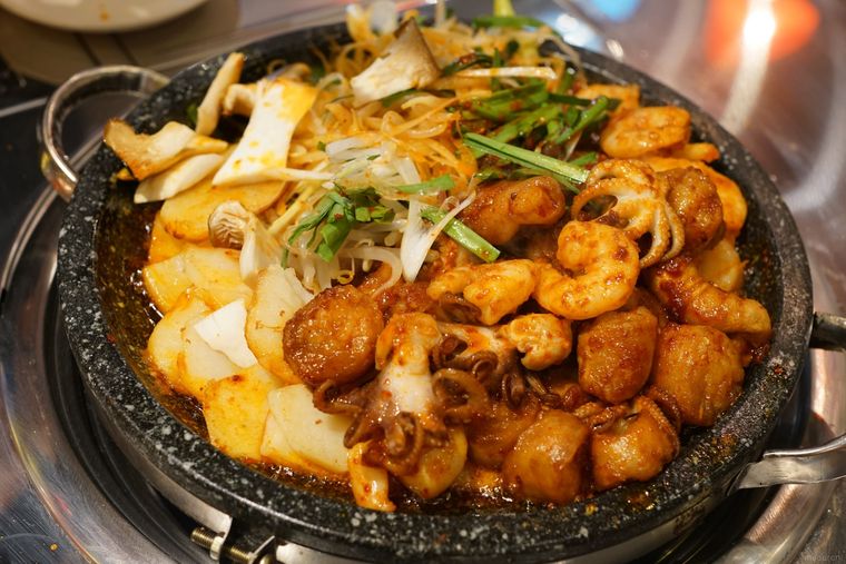 日本初「新大久保韓国横丁」が誕生!全10店のおすすめメニューと注文方法の画像