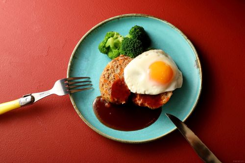 巻いて焼くだけ シェフ直伝 ミートローフの目玉焼きのせ Macaroni 巻いて焼くだけ シェフ直伝 ミートローフの目玉焼きのせ Macaroni