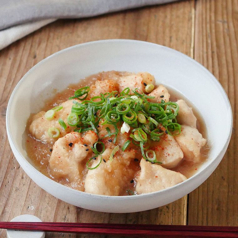 器に鶏むね肉のみぞれ煮が入っている