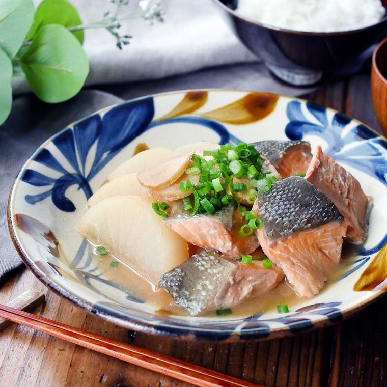 器に鮭大根が入っている