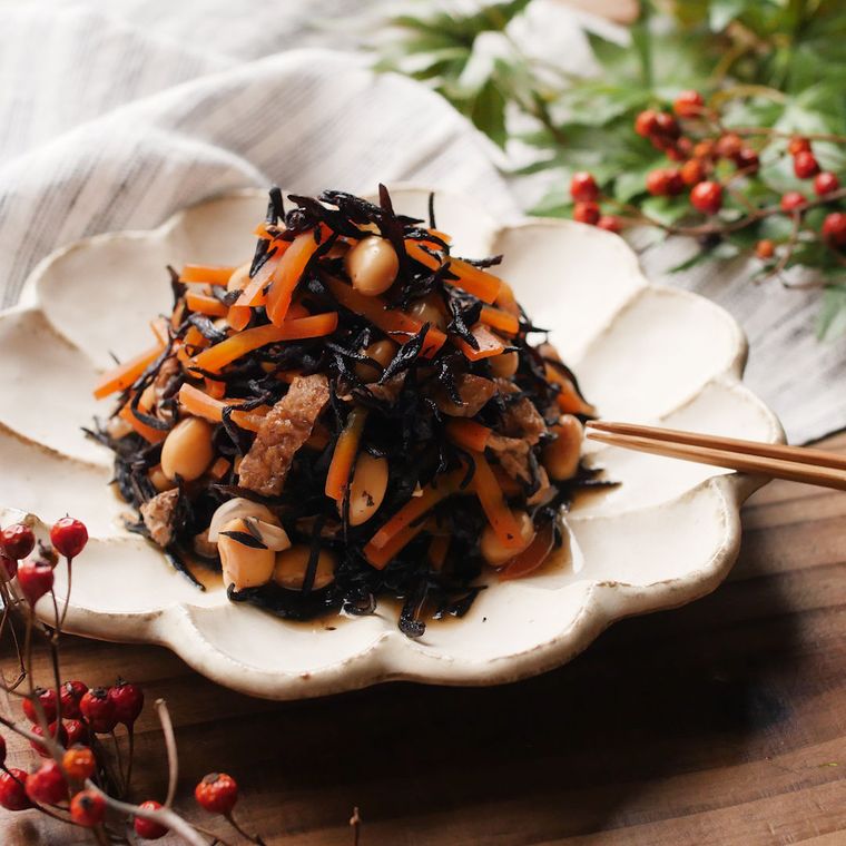 白い菊型のお皿に盛られた、ひじきと大豆の五目煮