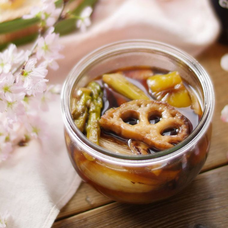 透明のガラスの瓶に、焼き野菜のピクルスが入っている