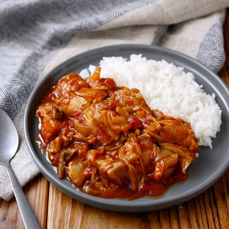 グレーの皿に盛り付けられたチキンキャベツカレー