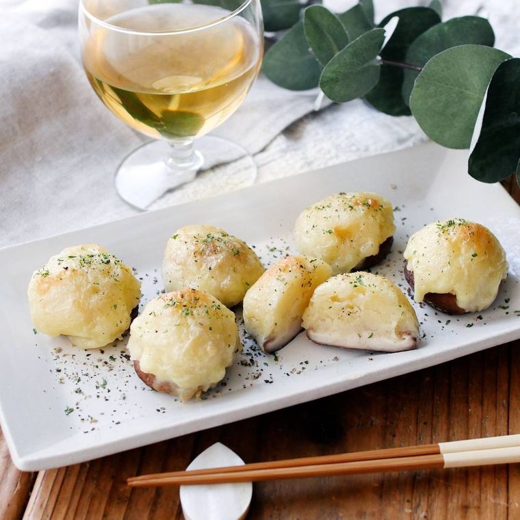 白い角皿に盛り付けられたしいたけのポテマヨチーズ焼き