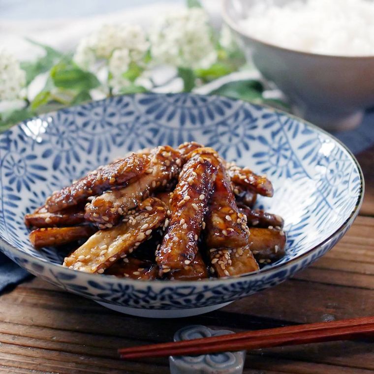 青い柄の皿に盛り付けられたごぼうの甘辛揚げ