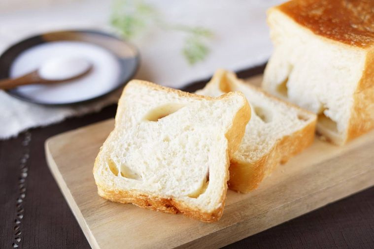 まな板の上に食パンがのっている