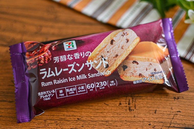 セブン-イレブンのラムレーズンサンドのパッケージ