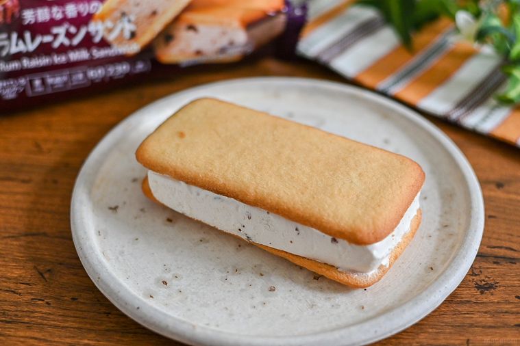 セブンで買える「ラムレーズンサンド」は上品なラムとバター広がる。大人の冬アイスにぴったり【365日アイス女子】の画像