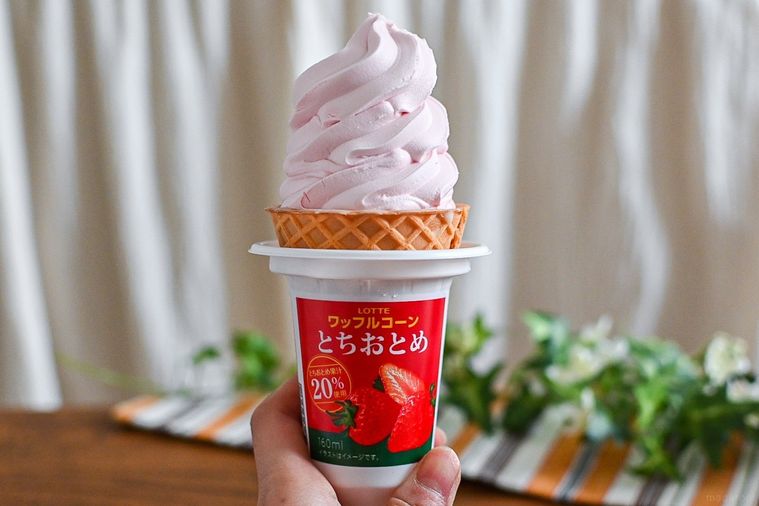 ファミマ限定とちおとめのワッフルコーンアイス登場!甘みがぎゅっと詰まったミルキーな味【365日アイス女子】の画像