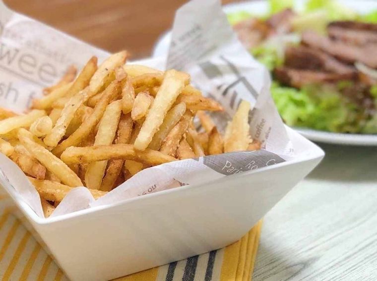 白い器に盛られたポテトフライ