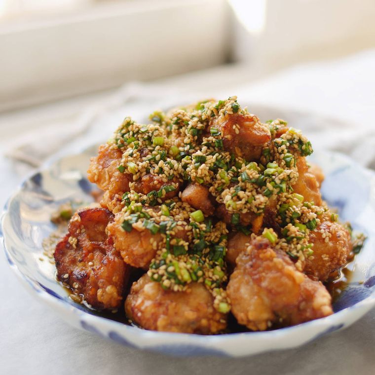 器に盛られた唐揚げ