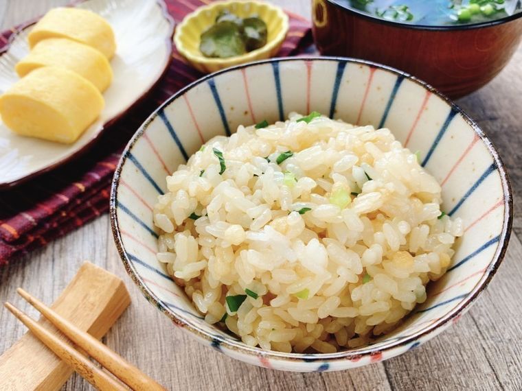 お茶碗に入ったたぬきごはんとみそ汁と卵焼きが並ぶ食卓