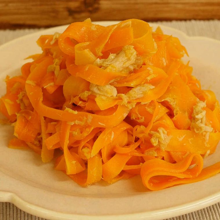 ベージュの丸皿に盛り付けた無限にんじん