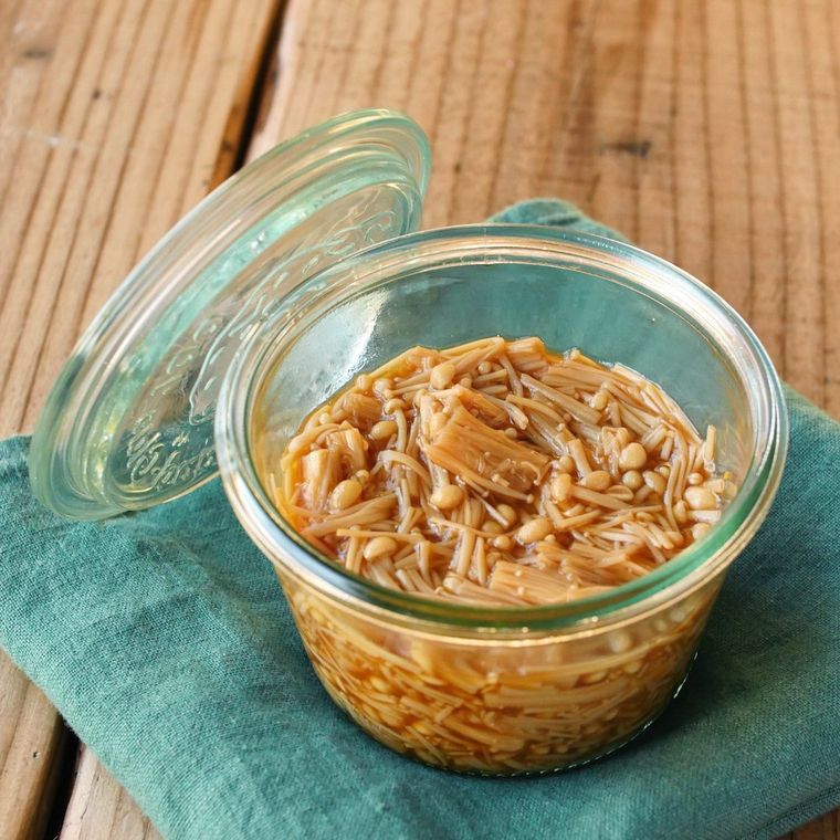 ガラスの瓶に入ったえのきだけのポン酢しょうゆ