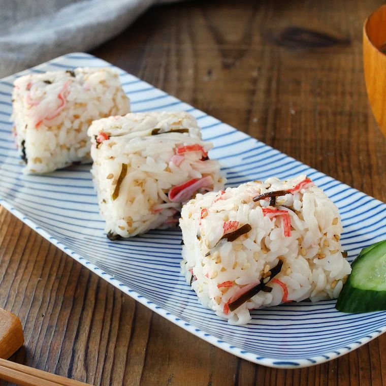 和柄の長皿に盛り付けたカニカマと塩こんぶのおにぎり