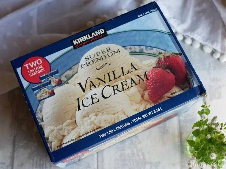 テーブルに置かれたコストコのバニラアイスクリーム