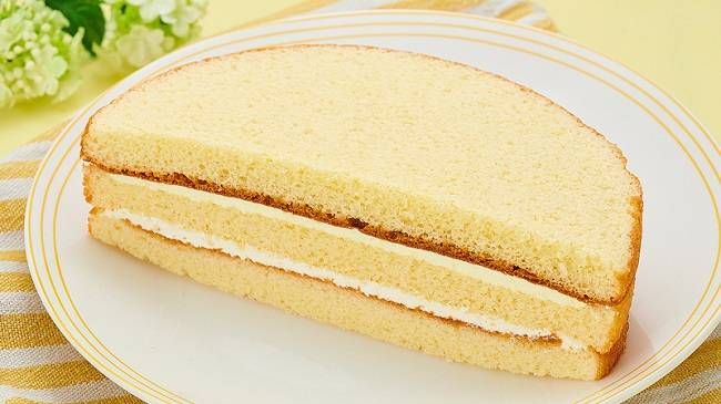 お皿の上に「 バナナクリームケーキ」がのっている