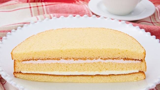 お皿の上に「いちごクリームケーキ」がのっている