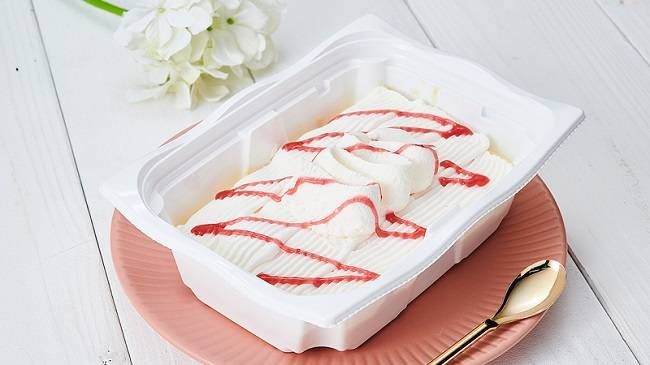 お皿の上に容器に入った「苺のショートケーキ」がのっている