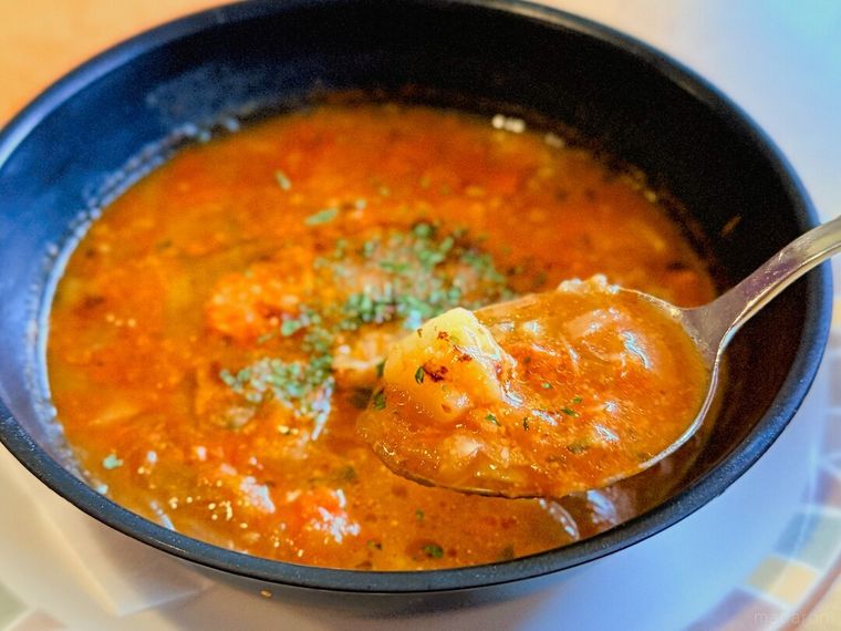 田舎風ミネストローネをすくっている様子