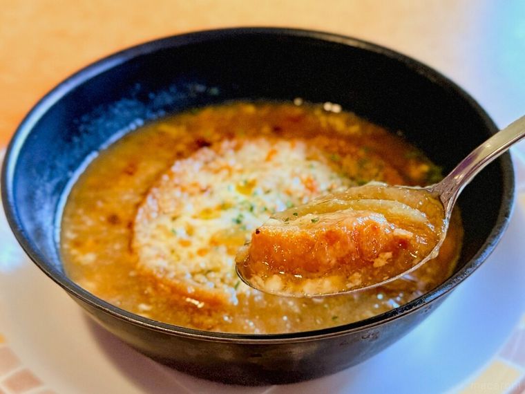 たまねぎのズッパをスプーンですくっている様子