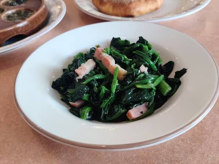 お皿に盛り付けられたほうれん草のソテー