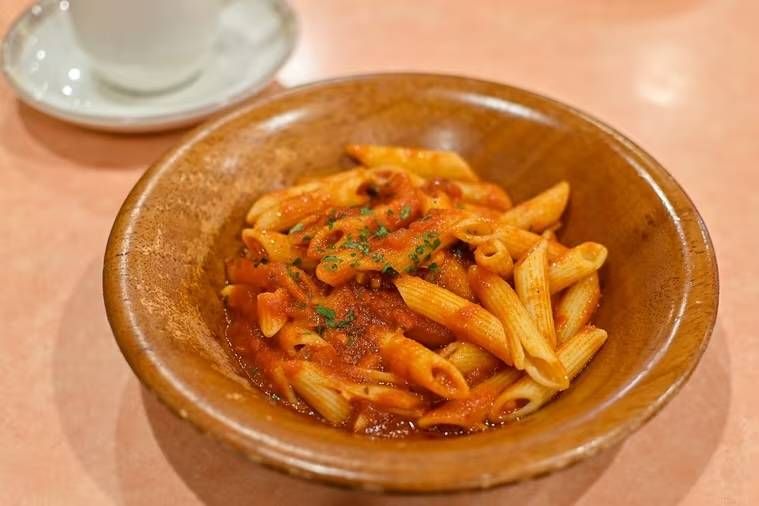 器に盛り付けられたペンネアラビアータ