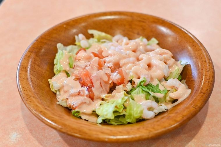 木の器に盛り付けた小エビのサラダ