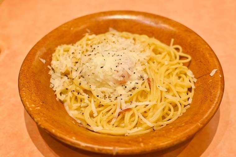 器に盛られたカルボナーラ