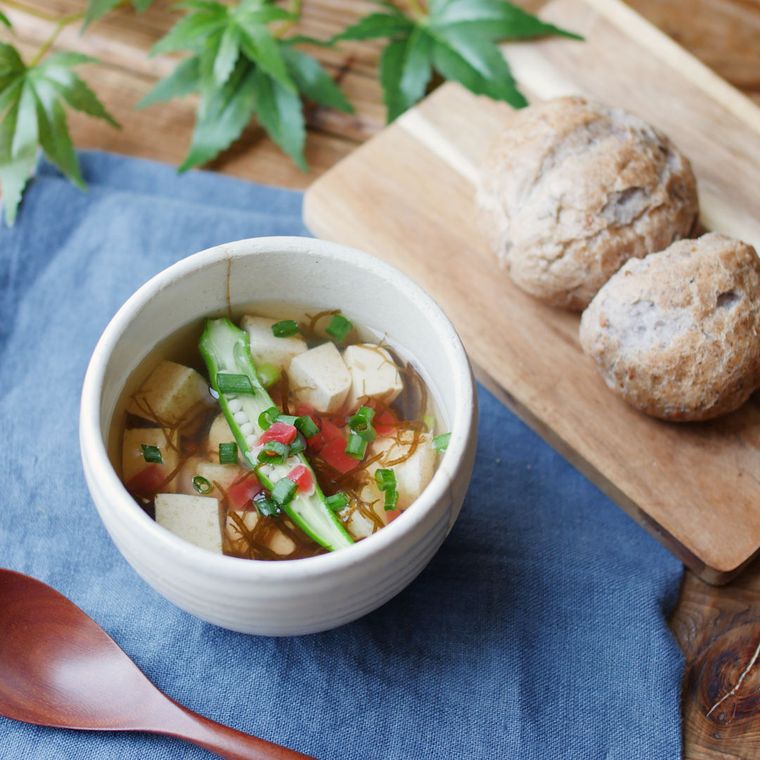 白いお椀に盛りつけられたオクラともずくの梅風味スープ