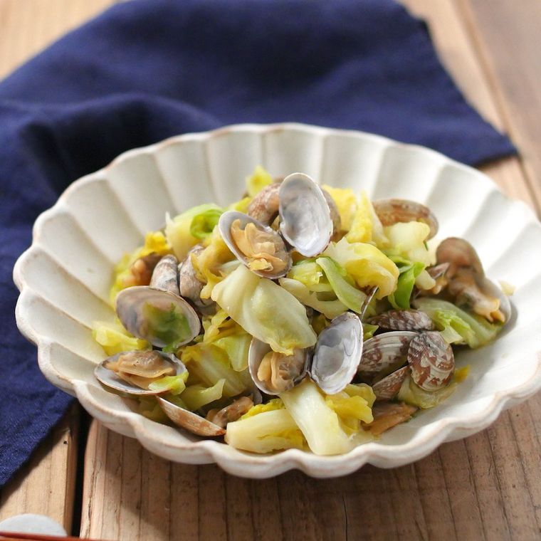 皿に盛りつけられたあさりと春キャベツのバターしょうゆ蒸し