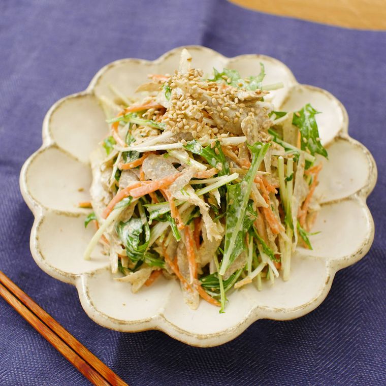 白い皿に盛りつけられたごぼうと水菜、にんじんのマヨサラダ