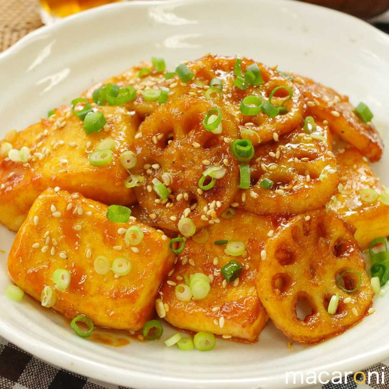 白い皿に盛りつけられた豆腐とれんこんのコチュマヨ焼き