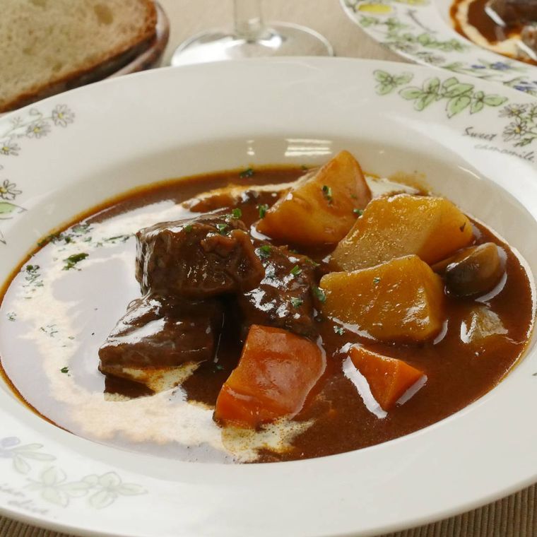 お皿に盛られたビーフシチュー