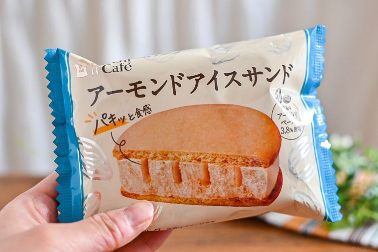 ローソンのアーモンドアイスサンドのパッケージを持っているところ