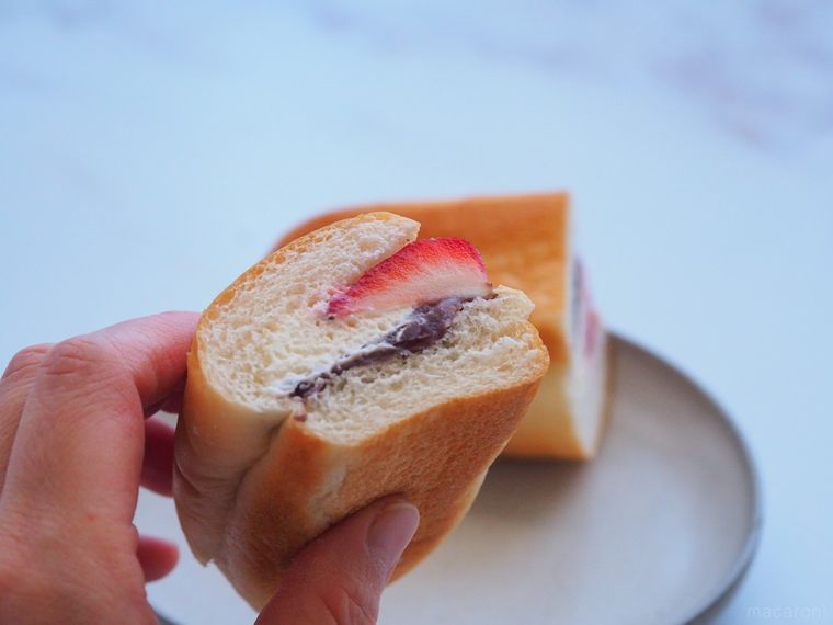苺とあんこがぎっしり。ローソン「おやつコッペ」は満足度150点のご褒美パンの画像