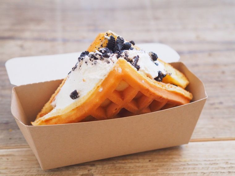 クリーム好きが泣いて喜ぶ。ファミマ「ワッフルケーキ」のボリューム感がすごかった!の画像