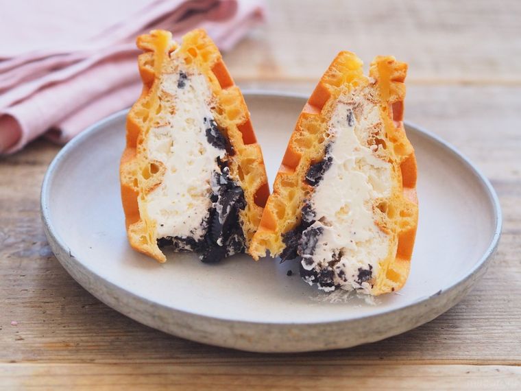 クリーム好きが泣いて喜ぶ。ファミマ「ワッフルケーキ」のボリューム感がすごかった!の画像