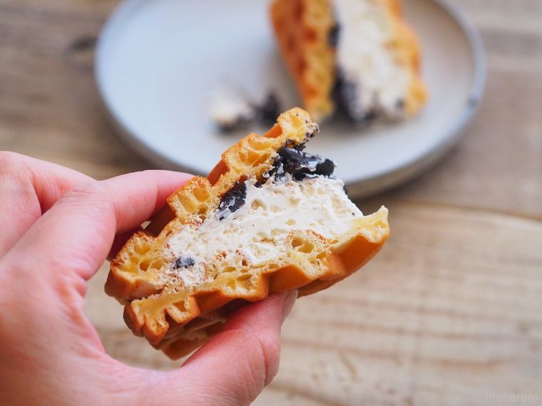 クリーム好きが泣いて喜ぶ。ファミマ「ワッフルケーキ」のボリューム感がすごかった!の画像