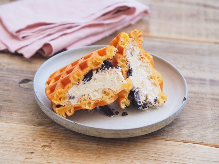クリーム好きが泣いて喜ぶ。ファミマ「ワッフルケーキ」のボリューム感がすごかった!の画像
