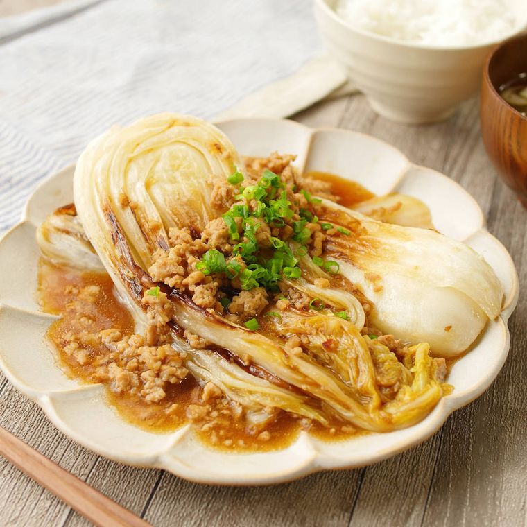 白い皿に盛り付けられた白菜のとろとろ煮込み