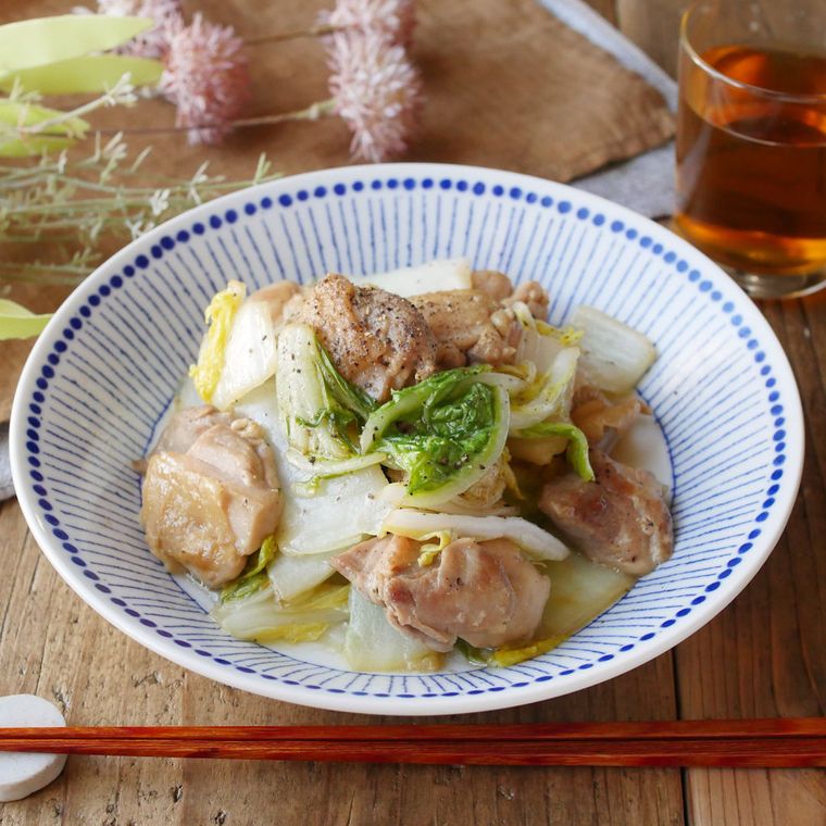 皿に盛り付けられた鶏もも肉と白菜のバタぽん炒め