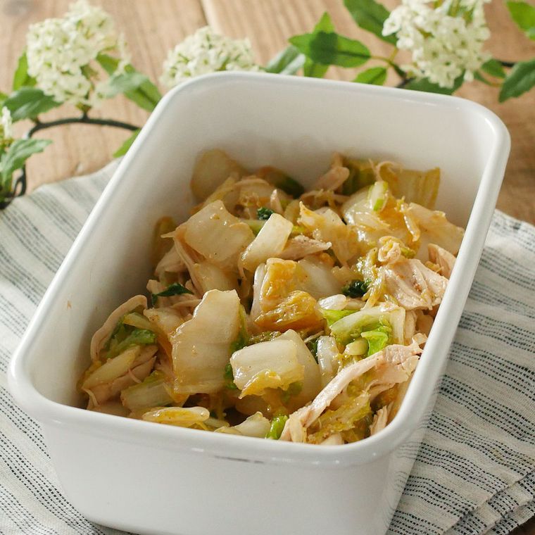 保存容器に入った白菜とささみのラーポン和え