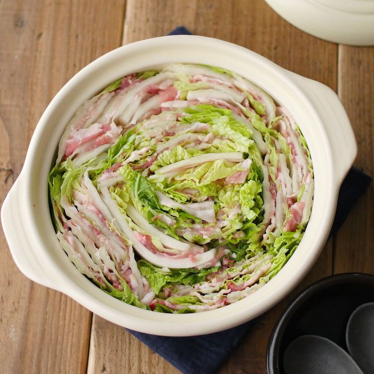 土鍋に入った白菜と豚肉のミルフィーユ鍋