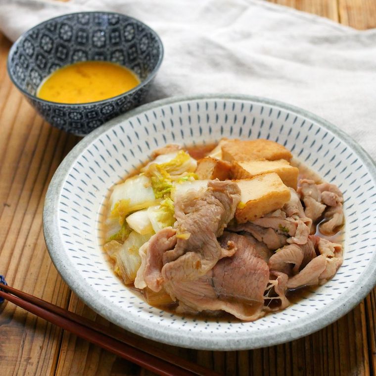 皿に盛り付けられた白菜と豚肉のすき焼き風炒め