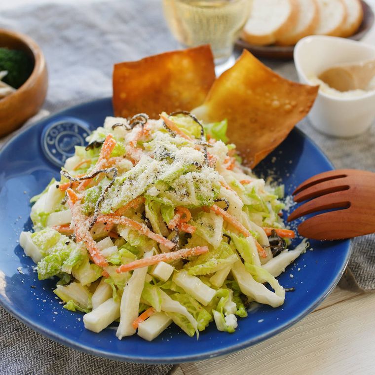 青い皿に盛り付けられた白菜と塩昆布のシーザーサラダ