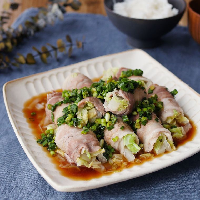 白い皿に盛り付けられた千切り白菜の豚バラ巻き